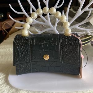 🎈NWT Black Bag with Pearl Handle and clip closer